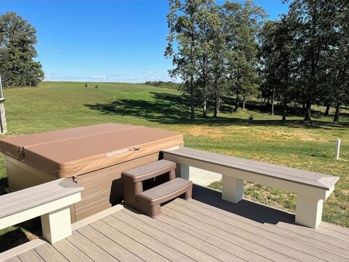 Ventura Cottage 1-bedroom cottage in Stephens City ,WiFi, fitness room & hot tub