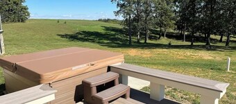 Ventura Cottage 1-bedroom cottage in Stephens City ,WiFi, fitness room & hot tub