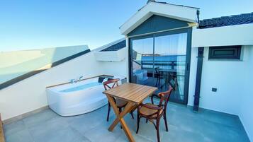 Bureau, espace de travail pour ordinateur portable, rideaux occultants