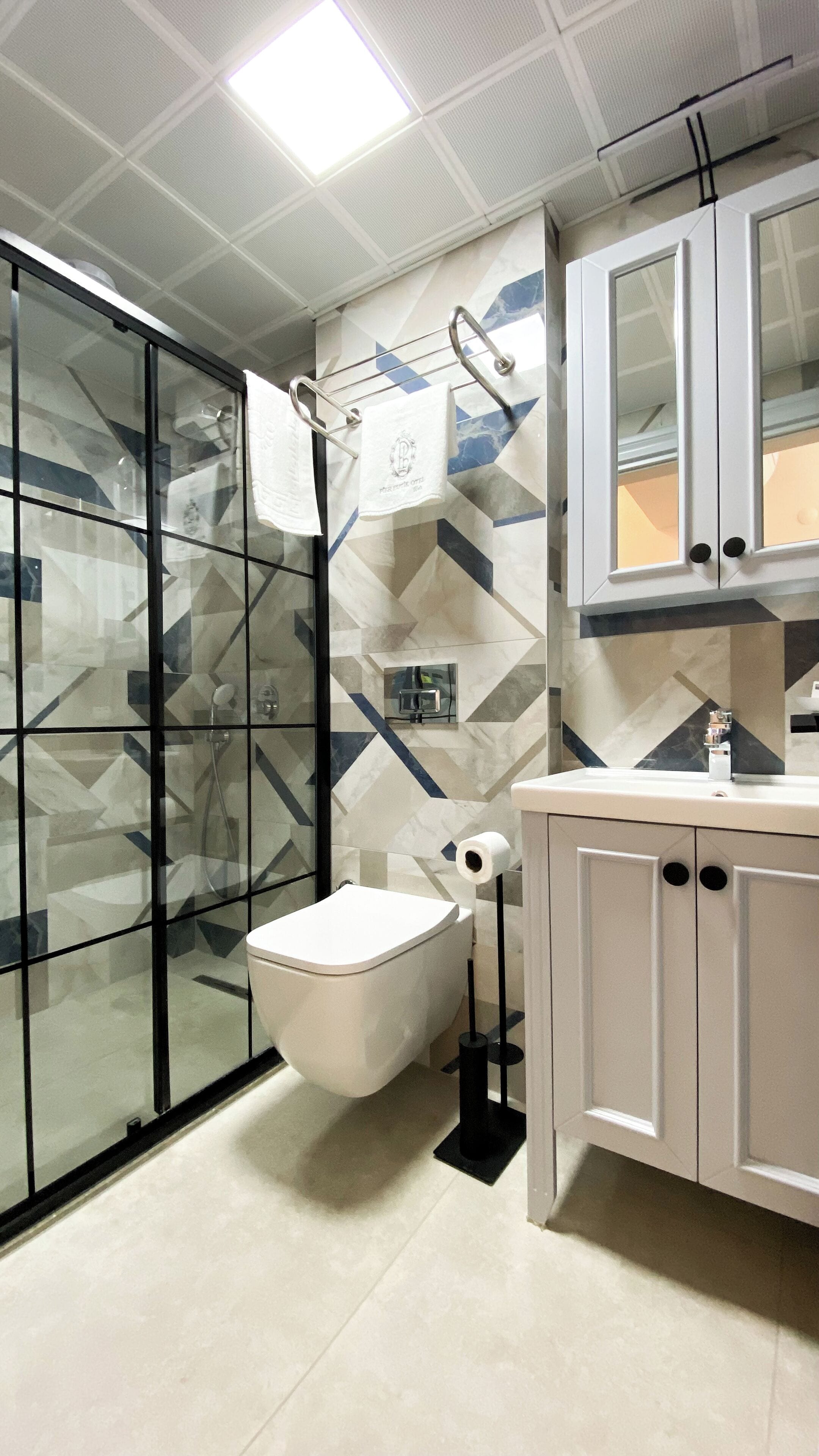 Classic Double Room, Sea View | Bathroom | Shower, free toiletries, hair dryer, slippers