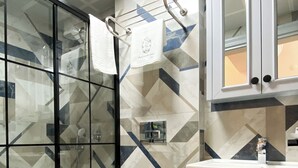 A bathroom with a glass shower enclosure, a toilet, and a sink with a mirror above it. - THE PİER OF URLA (Urla)