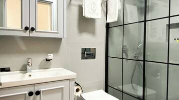 Classic Double Room, Sea View | Bathroom | Shower, free toiletries, hair dryer, slippers