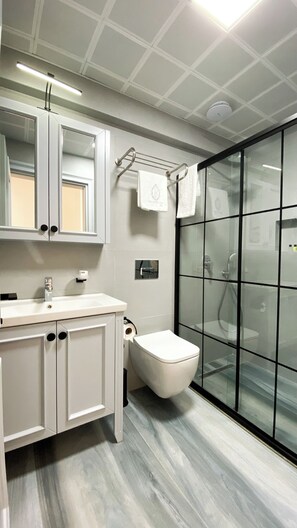 Classic Double Room, Sea View | Bathroom | Shower, free toiletries, hair dryer, slippers - THE PİER OF URLA (Urla)