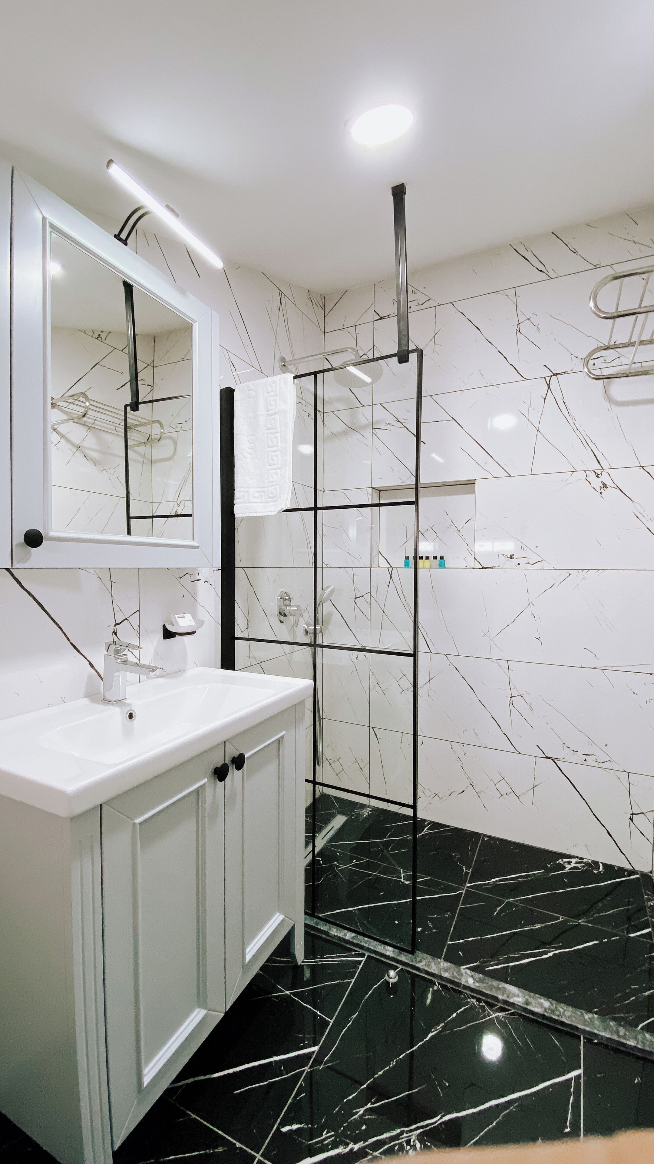 Douche, articles de toilette gratuits, sèche-cheveux, chaussons