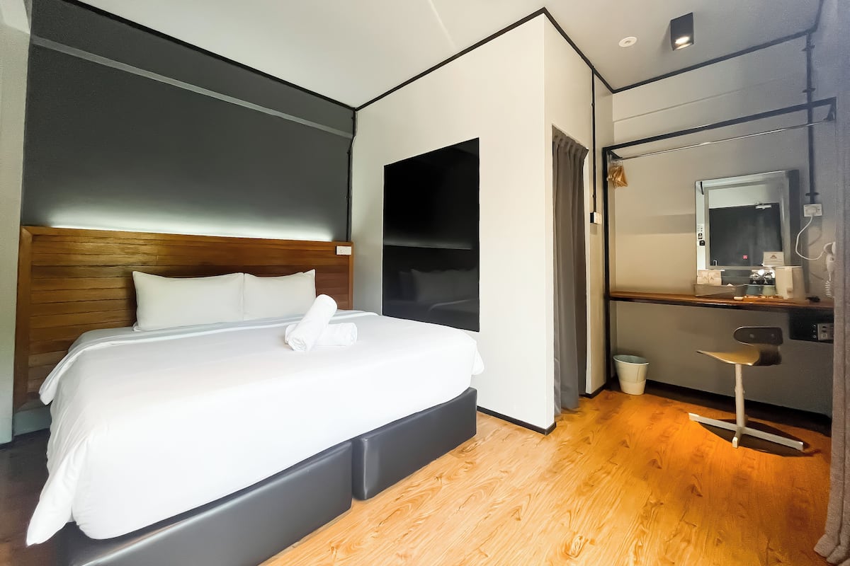 Room, 1 King Bed, Pool View | Free WiFi