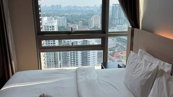 Apartemen Comfort, pemandangan kota | 1 kamar tidur, meja kerja, dan ruang kerja ramah laptop