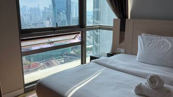 Apartemen Comfort, pemandangan kota | 1 kamar tidur, meja kerja, dan ruang kerja ramah laptop
