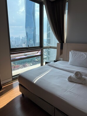 1 habitación, escritorio y espacio para trabajar con laptop 