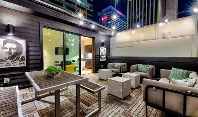 4BR DT Loft w/ Rooftop | Walk to Broadway! 10 Beds
