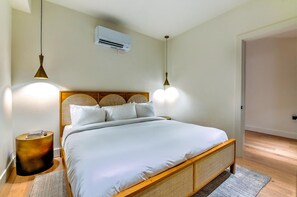 4 bedrooms, iron/ironing board, WiFi, bed sheets