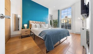 3 bedrooms, desk, iron/ironing board, travel cot - Elegant 3-Bedroom Luxury Apartment with Balcony in Kensington (London)