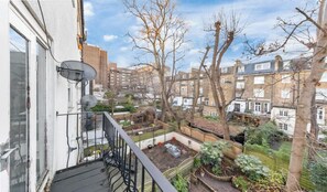 Property grounds - Elegant 3-Bedroom Luxury Apartment with Balcony in Kensington (London)