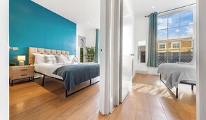3 habitaciones, escritorio y tabla de planchar con plancha 