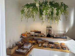 Free daily buffet breakfast  - Leone Camere D'autore  CENTRO STORICO (Naples)