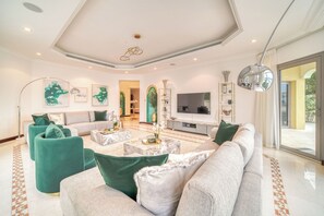 Villa exclusiva, 5 habitaciones, alberca privada, vista a la playa | Área de sala de estar | Televisión 