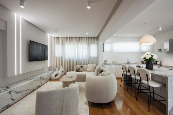 Apartemen Mewah | Area keluarga | Smart TV 65-inci dengan saluran TV digital