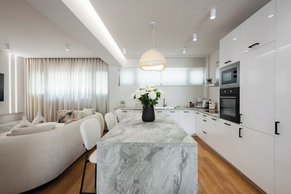 Luxe appartement | Privékeuken | Een espressoapparaat, een koffiezetapparaat/waterkoker, een waterkoker