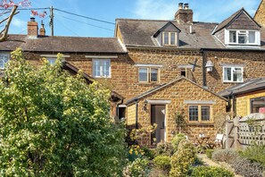 Exterior - Sweetheart Cottage-Cosy 2BD in Cotswolds (Banbury)