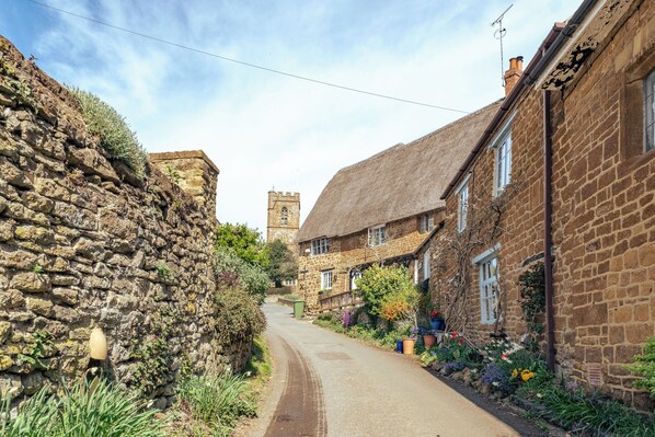 Exterior - Sweetheart Cottage-Cosy 2BD in Cotswolds (Banbury)