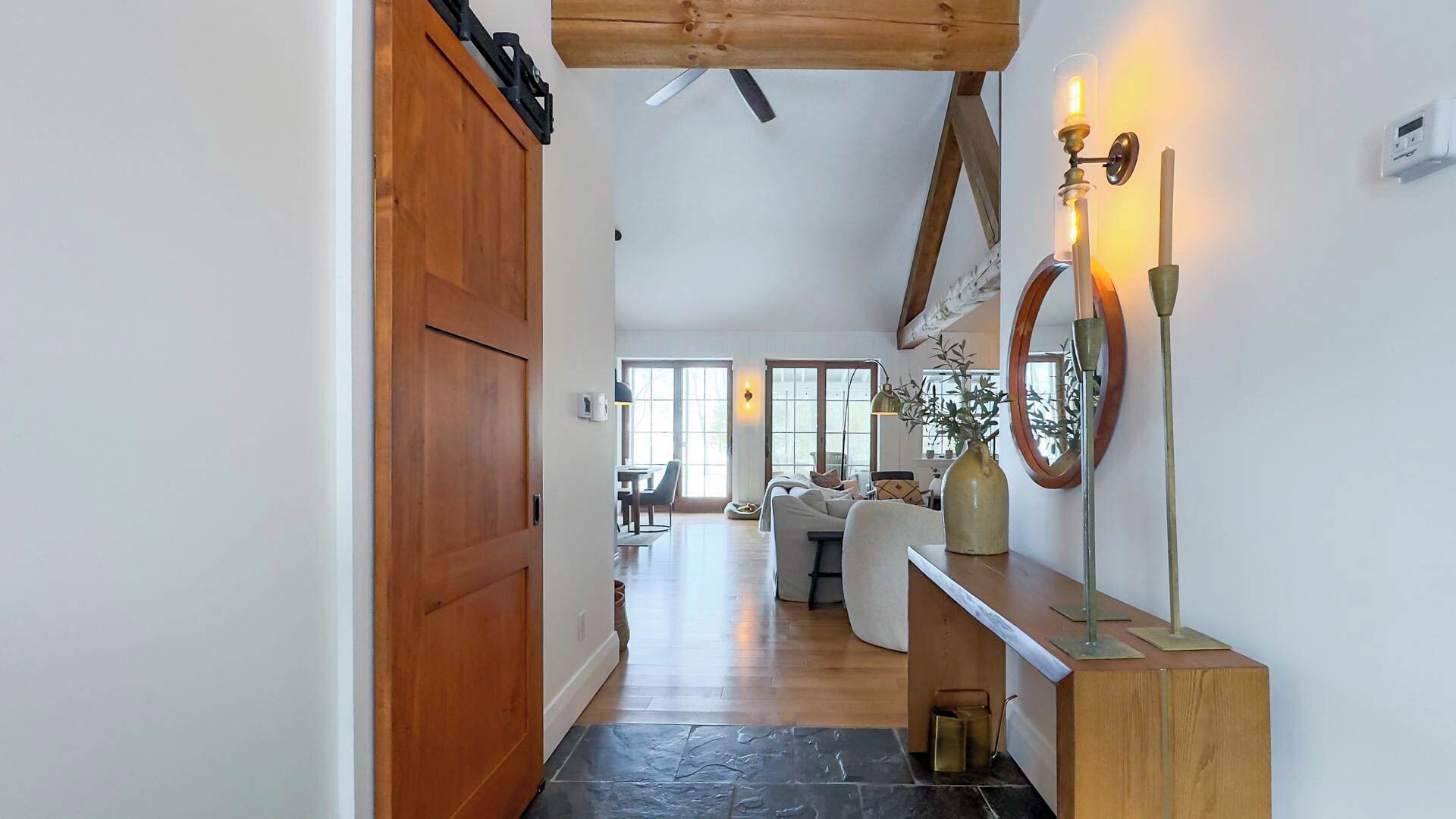 Una Smart TV, una chimenea