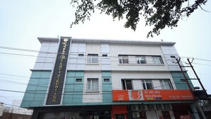 A multi-story building with a sign for Radh Bihari Nikunj Inn and Bank of Baroda ATM. - RADHA BIHARI NIKUNJ INN & RESTAURANT (Vrindavan)