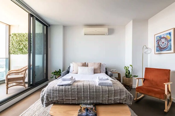 2 bedrooms, iron/ironing board, Internet, bed sheets