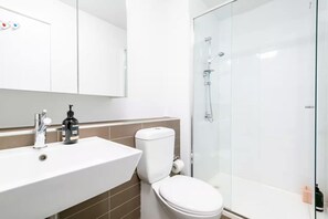 Shower - City Views Apt - FREE Parking , WIFI, Gym, + Pool! (Melbourne)