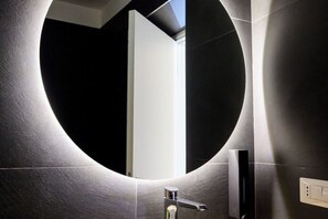 Doccia, asciugacapelli, bidet, asciugamani