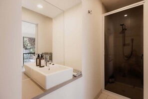 Shower, hair dryer - Georgian built Battery Point cottage (Battery Point)