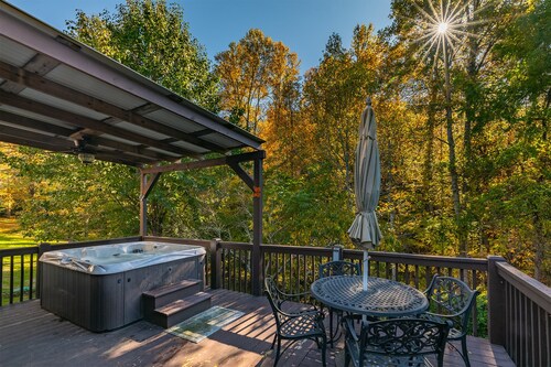 Foxwood Retreat, just minutes from Harrah's Casino in downtown Cherokee