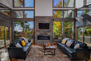 Una televisión, una chimenea, un futbolín