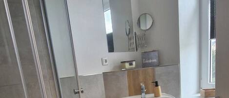 Douche, serviettes fournies, savon, papier de toilette