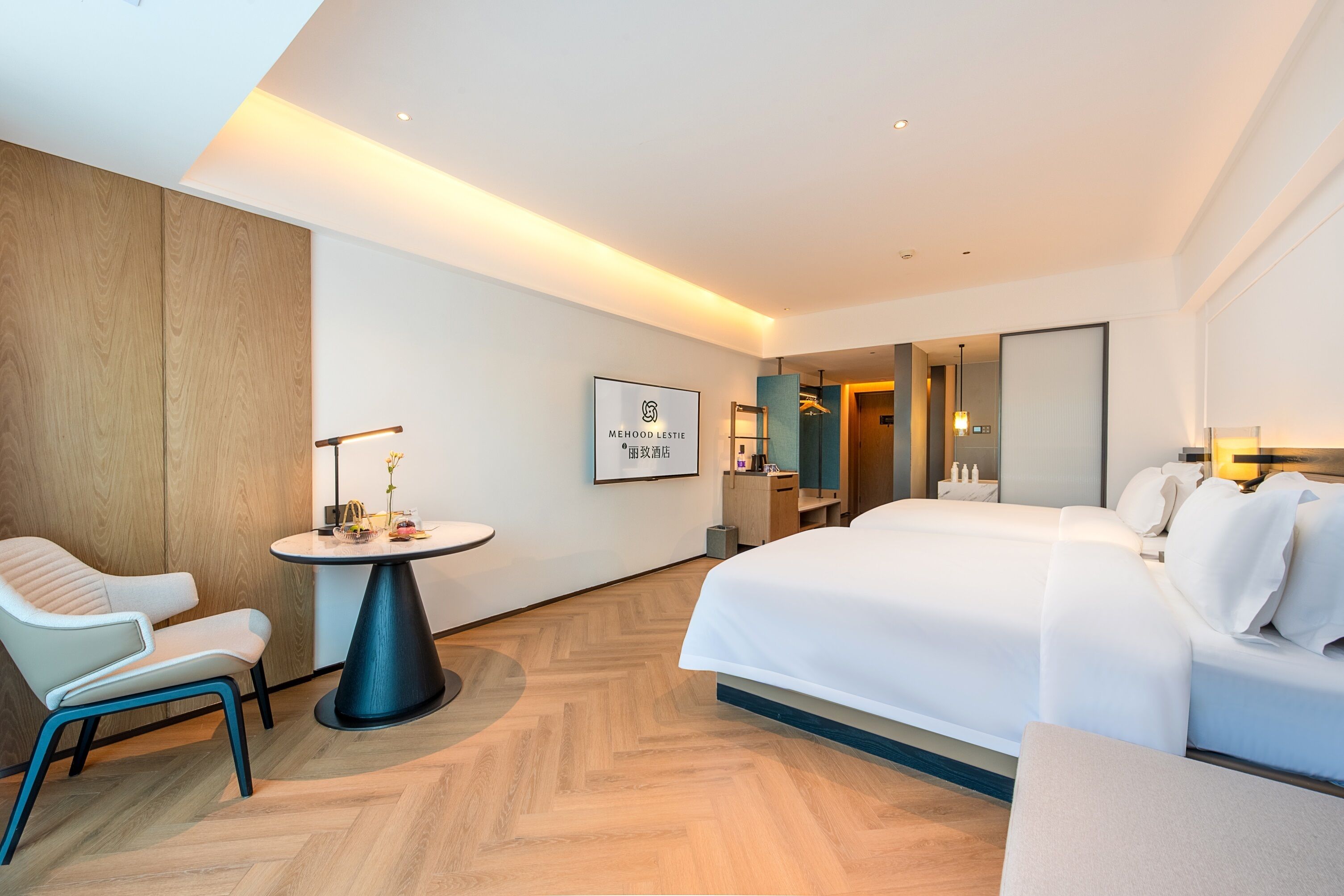 Escritorio, espacio para trabajar con laptop y cortinas blackout 