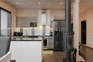 Geladeira, micro-ondas, fogão, cooktop