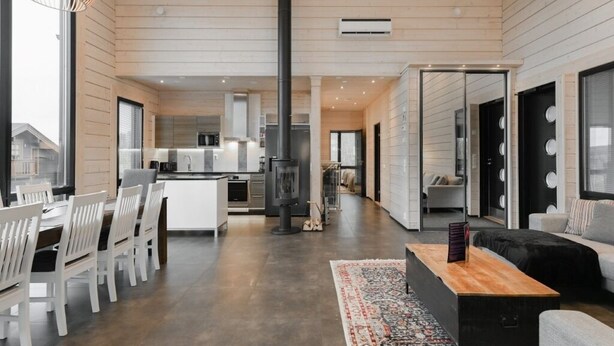 A spacious living area with a dining table and chairs, a coffee table, and a sofa. - Villa Nevada, Northwest-Himos Ski-in/out (Jämsä)