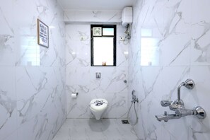 Douche, séchoir à cheveux, serviettes fournies