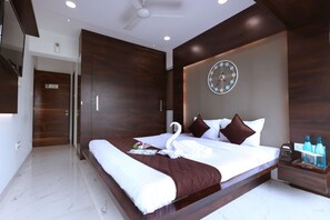 3 bedrooms, desk, iron/ironing board, WiFi