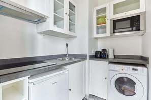 Refrigerador, microondas, parrilla de estufa y cafetera y tetera 