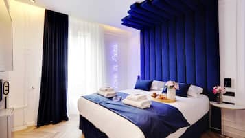 Tabla de planchar con plancha, wifi y ropa de cama