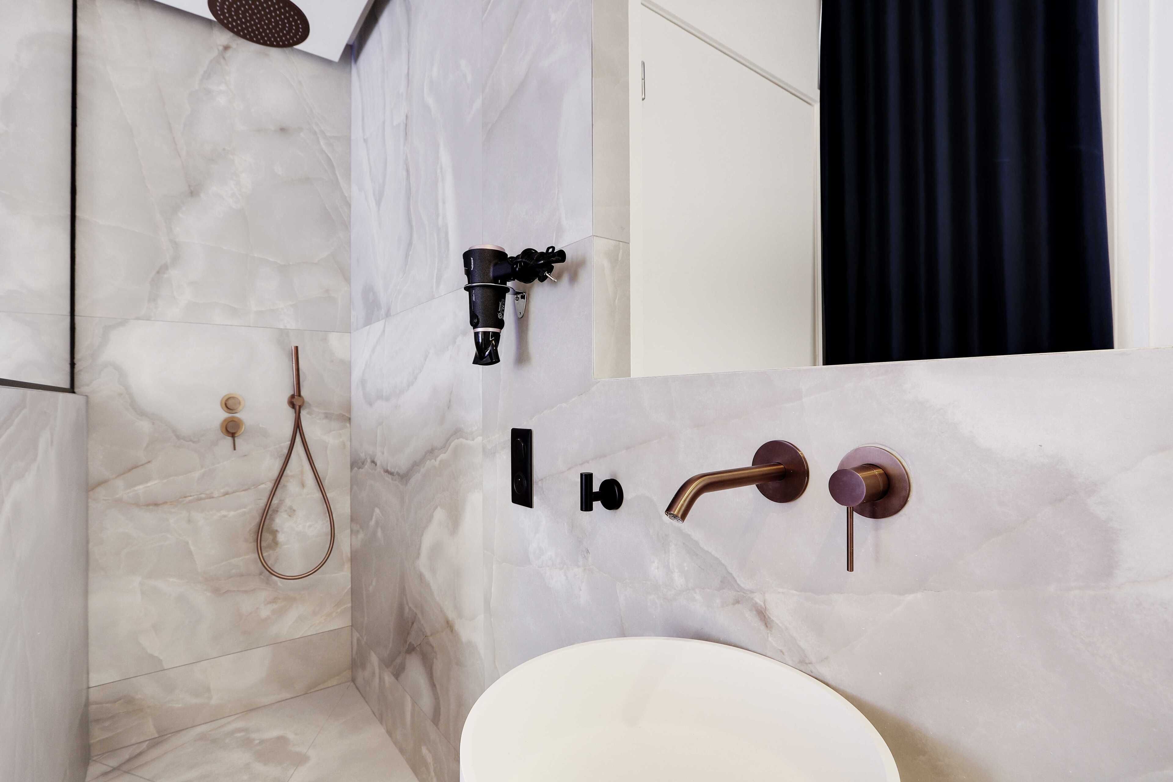 Een douche, een haardroger, handdoeken, shampoo