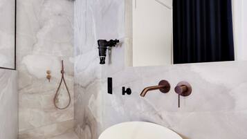 Een douche, een haardroger, handdoeken, shampoo