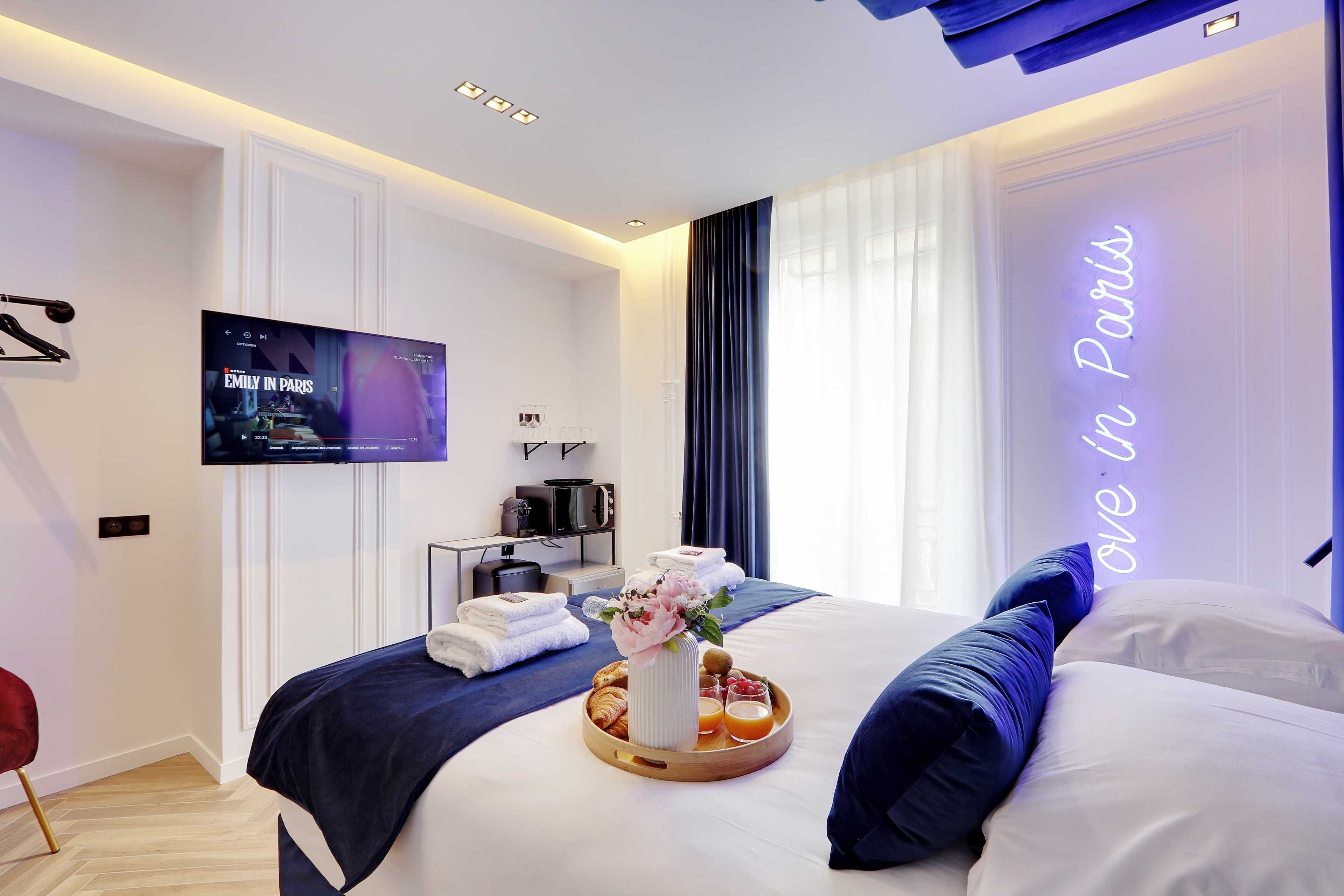 Tabla de planchar con plancha, wifi, ropa de cama