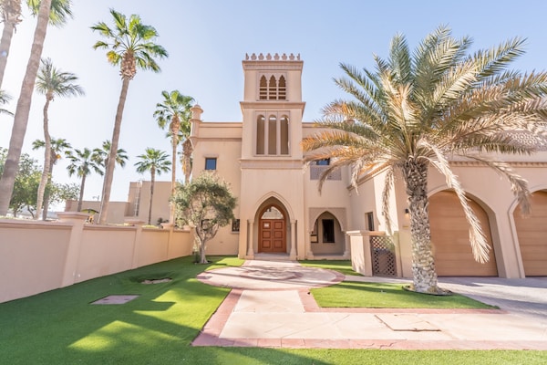 Near The Beach 4br Villa With Asst'srm, Minutes Away From The Mall And Monorail - Dubaï