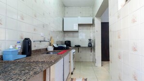 Coffee/tea maker, fridge, microwave, oven - Casa em Praia Grande bem localizada a 300m do mar (Praia Grande)