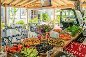 Desayuno con opciones de la cocina local incluido todos los días