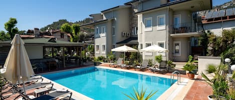 Una piscina al aire libre