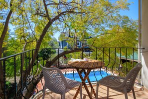 Comfort-Dreibettzimmer, Balkon, Poolblick | Kostenloses WLAN