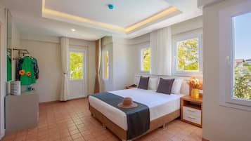 Comfort driepersoonskamer, balkon, uitzicht op zwembad | Gratis wifi