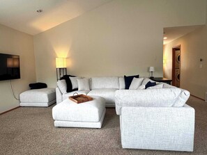 Una televisión, una oficina