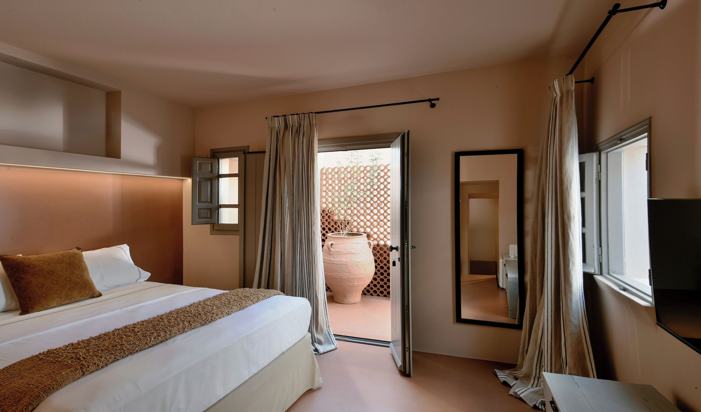 Rom – standard, terrasse | Strykejern/-brett, wi-fi (inkludert) og sengetøy